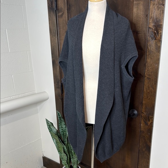 Athleta Restful Cocoon Wrap in Charcoal Grey Open Front sleeveless Cardigan XS - Picture 2 of 9